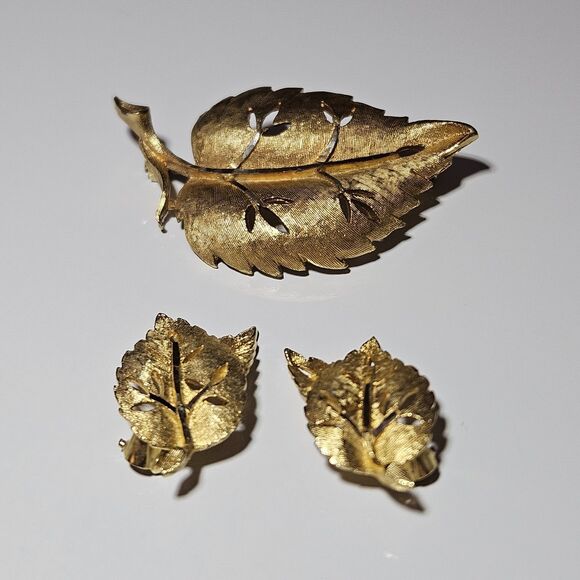 BSK Vintage Gold Plated Leaf Brooch & Clip-on Earring Set - Picture 11 of 15